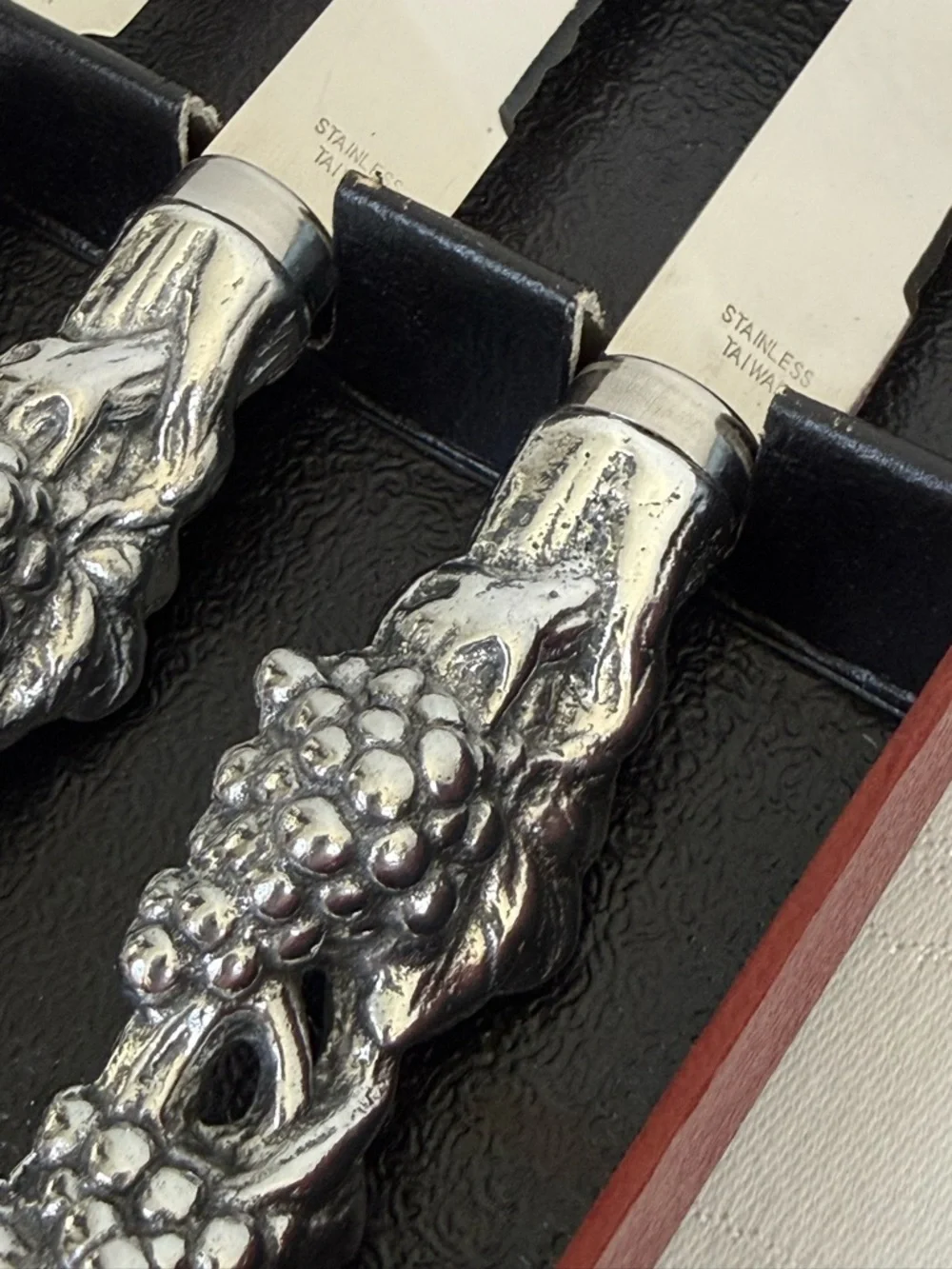 Arthur Court Grape Steak Knives Set of 4 Boxed + 4 Hors d’Oeuvre Plates